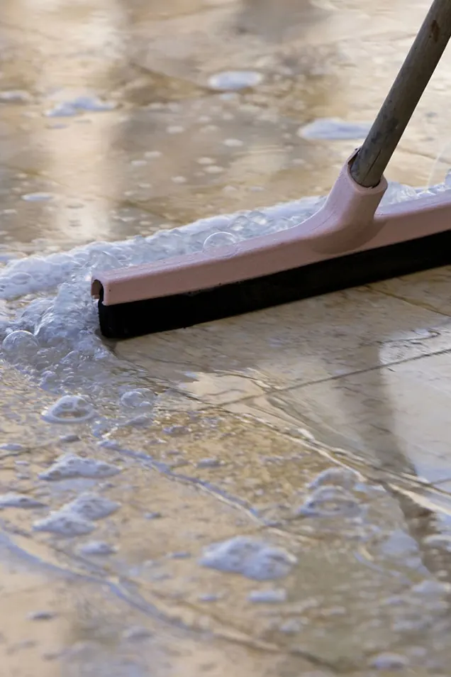Para pintar hormigón impreso es fundamental limpiarlo